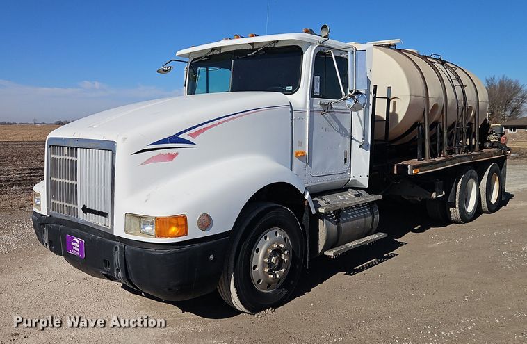 1990 International 9400 flatbed truck - FN5565
