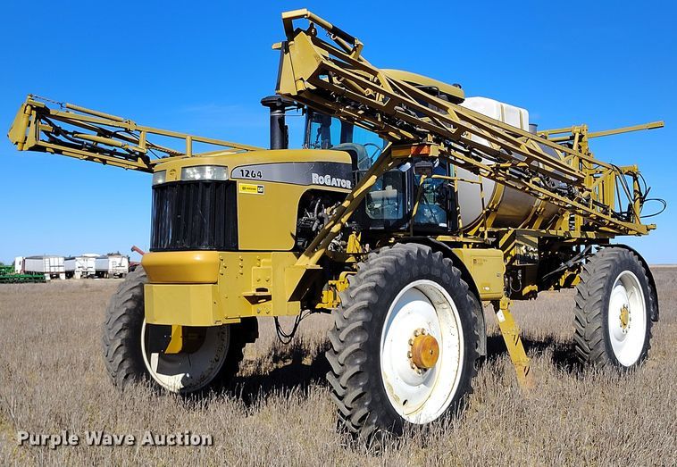 2004 Ag-Chem RoGator 1264 sprayer - IH9446