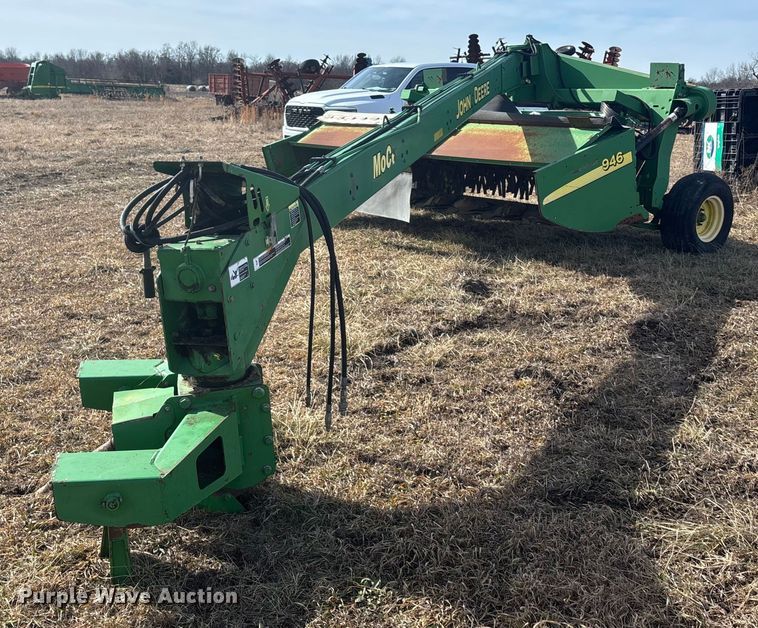 2004 John Deere 946 swather / windrower - YA2153