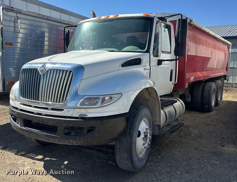 2009 International 4400 grain truck - YA2575