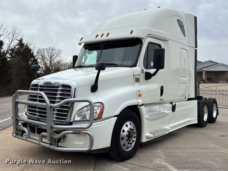 2015 Freightliner Cascadia semi truck - DT0013