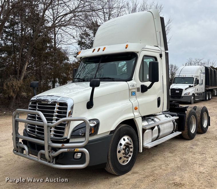 2015 Freightliner Cascadia semi truck - DT0015