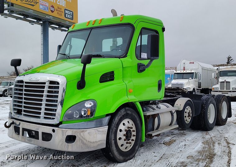 2014 Freightliner Cascadia semi truck - DT0885
