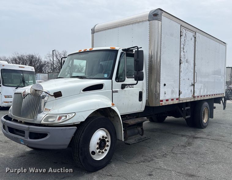 2015 International 4300 box truck - DT2844