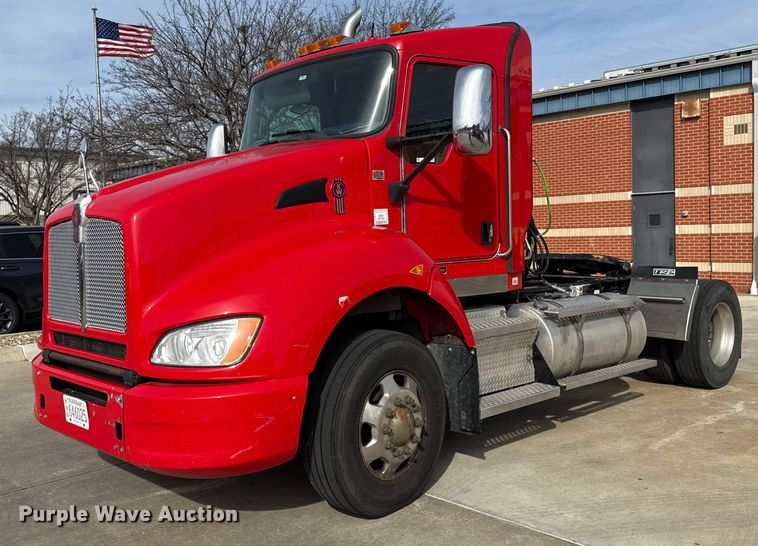 2018 Kenworth T400 semi truck - DZ4331
