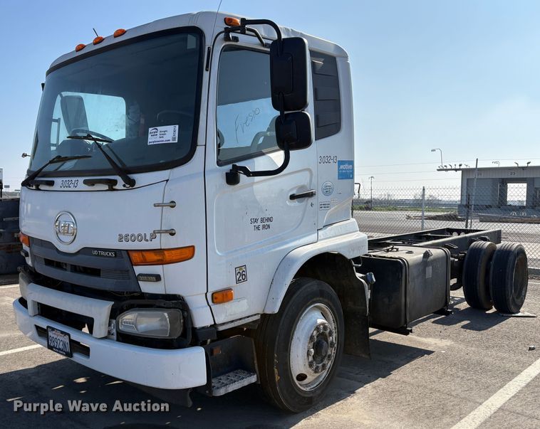 2013 UD 2600 truck cab and chassis - EC8213