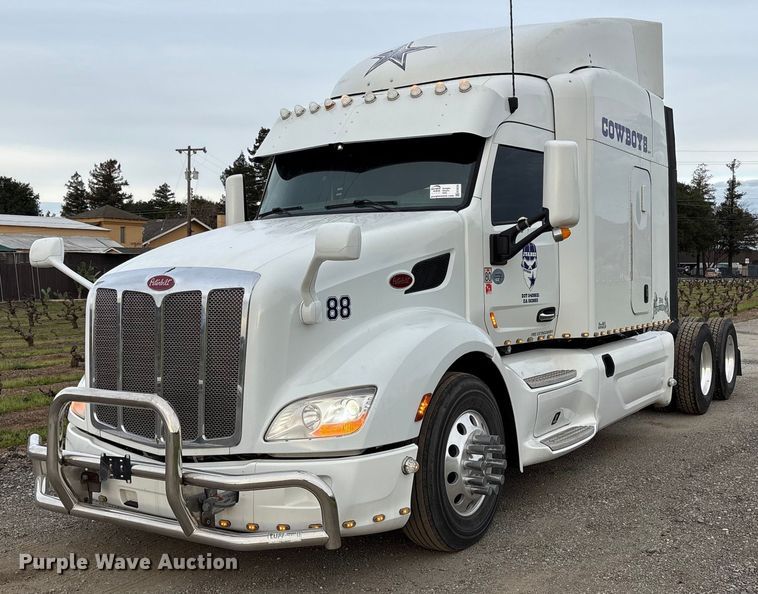 2017 Peterbilt 579 semi truck - EC8239