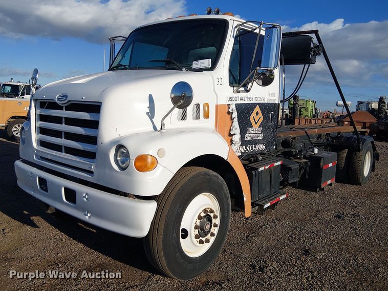2000 Sterling L7500 roll-off container truck - EE5178