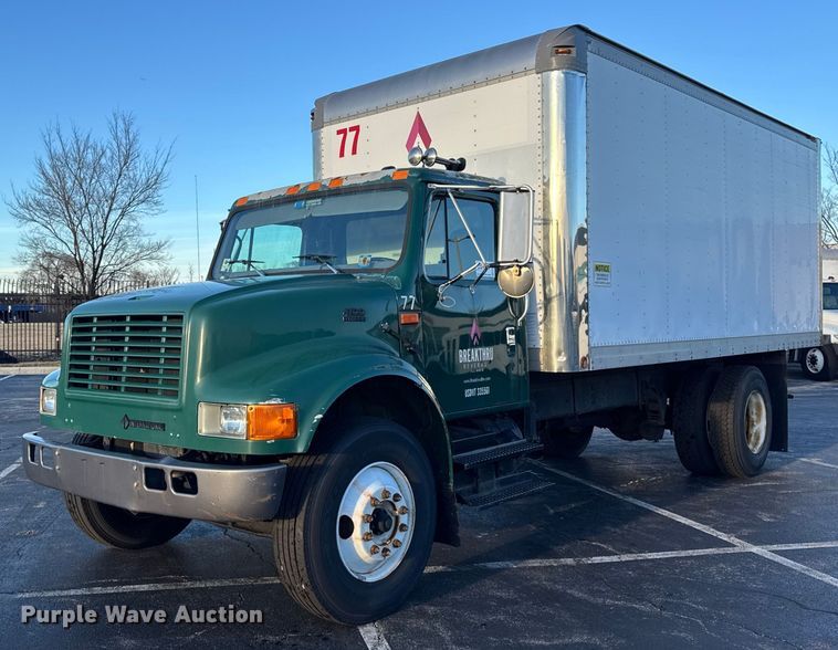 2002 International 4700 box truck - EF2302
