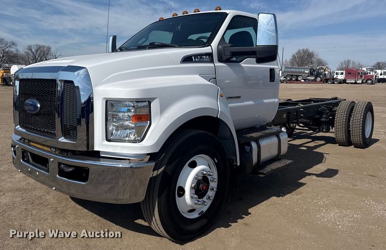 2016 Ford F750 Super Duty XL truck cab and chassis - EG2083