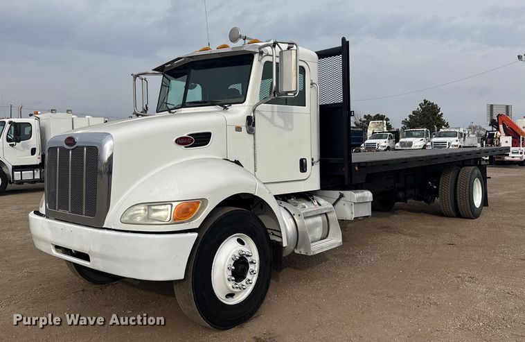 2006 Peterbilt 335 flatbed truck - EG2101