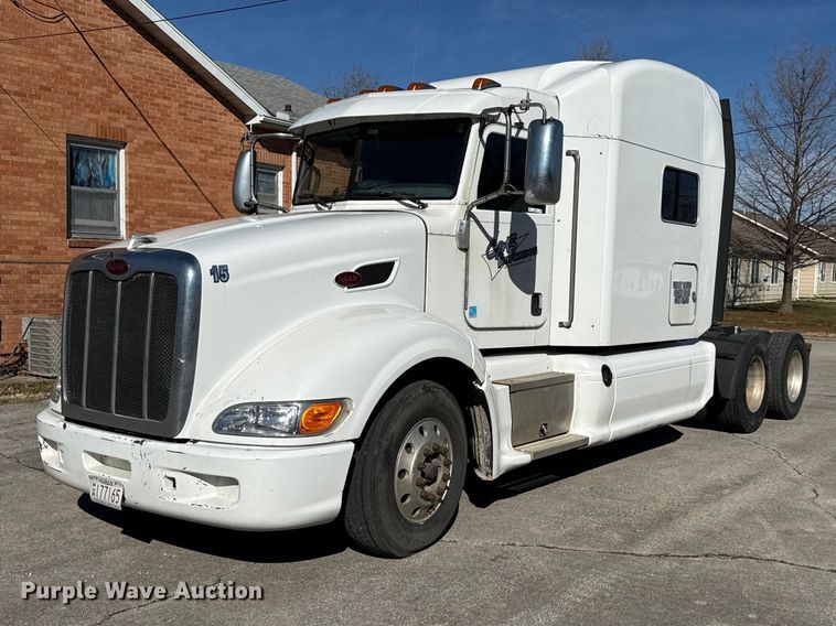 2013 Peterbilt 386 semi truck - EN0304