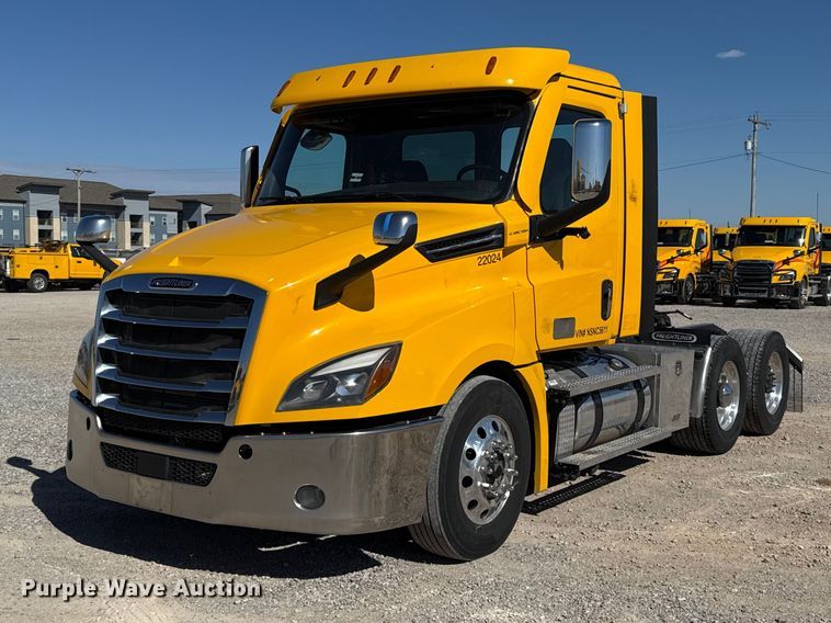 2022 Freightliner Cascadia 126 semi truck - ES5867