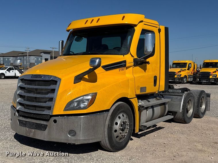 2021 Freightliner Cascadia 126 semi truck - ES5869