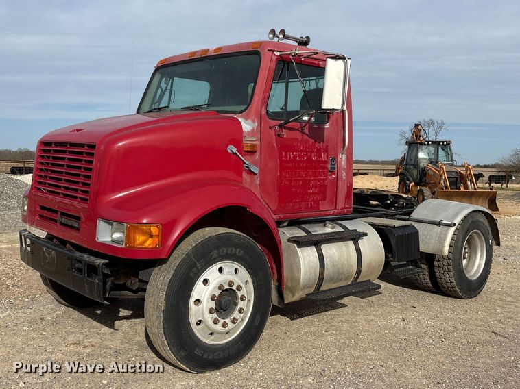 2000 International 8100 semi truck - ES8587