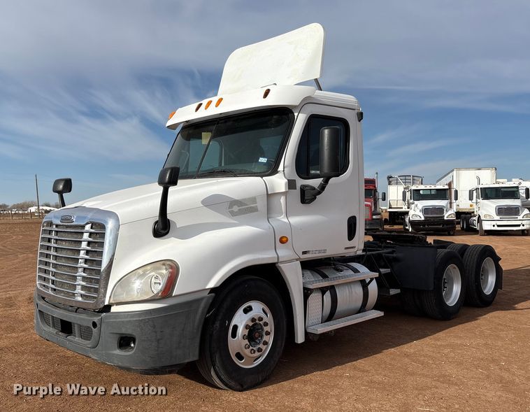 2011 Freightliner Cascadia semi truck - EU4872