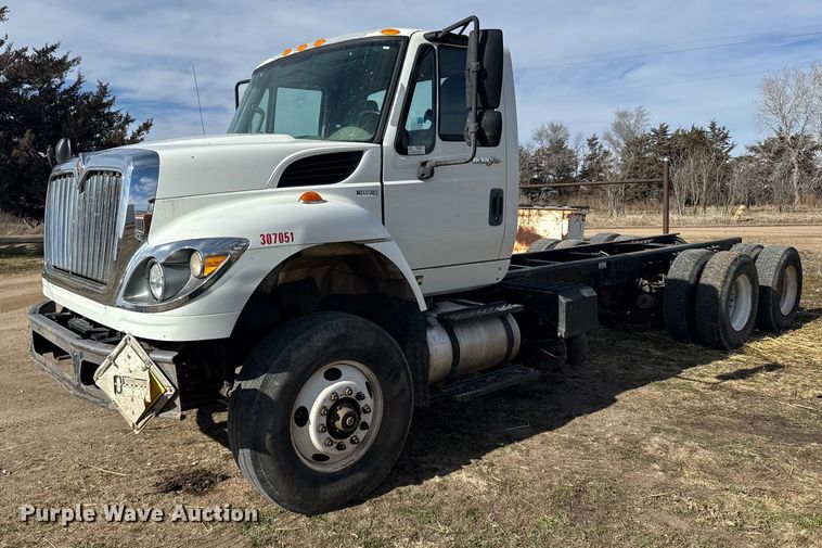 2013 International 7500 truck cab and chassis - FB0807