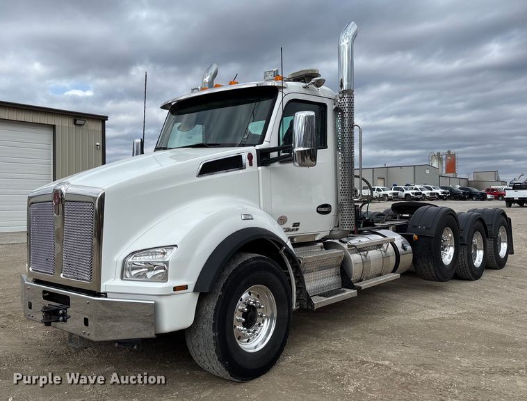 2021 Kenworth T880 semi truck - FB3083