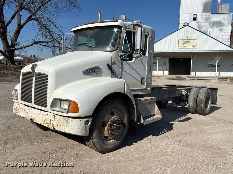 2001 Kenworth T300 truck cab and chassis - FB3508