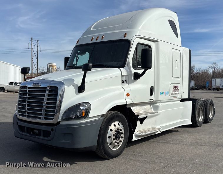 2017 Freightliner Cascadia semi truck - FB3509