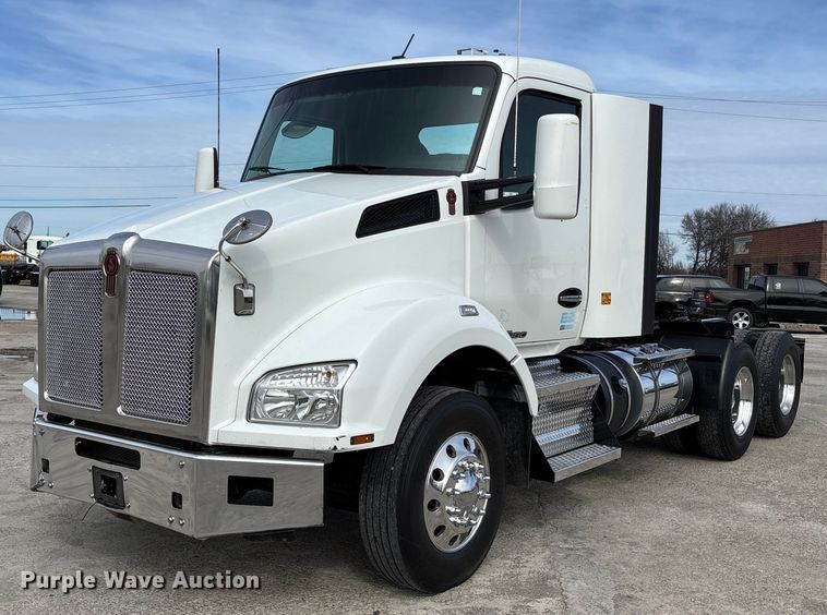 2021 Kenworth T880 semi truck - FB3519