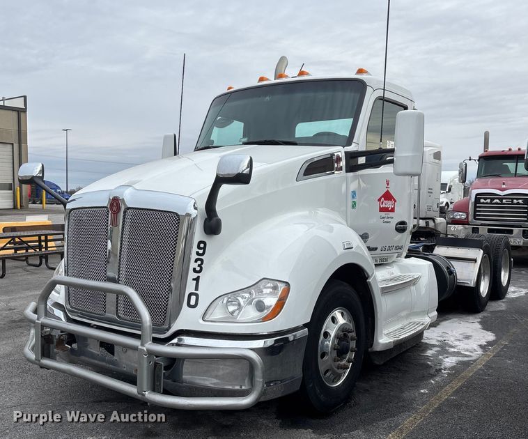 2018 Kenworth T680 semi truck - FG0068