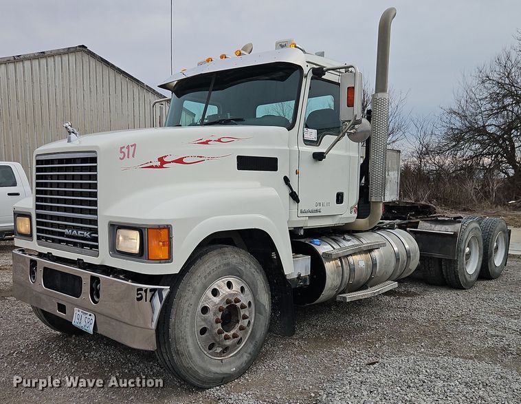 2011 Mack CHU613 semi truck - FN5571
