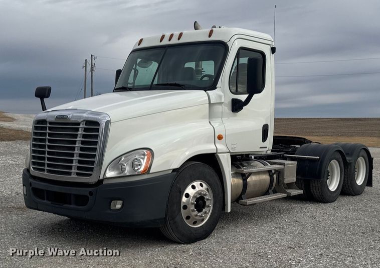 2011 Freightliner Cascadia semi truck - OE9547