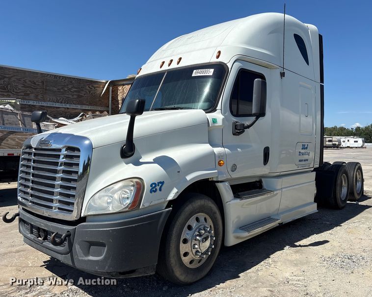 2013 Freightliner Cascadia semi truck - YA0958