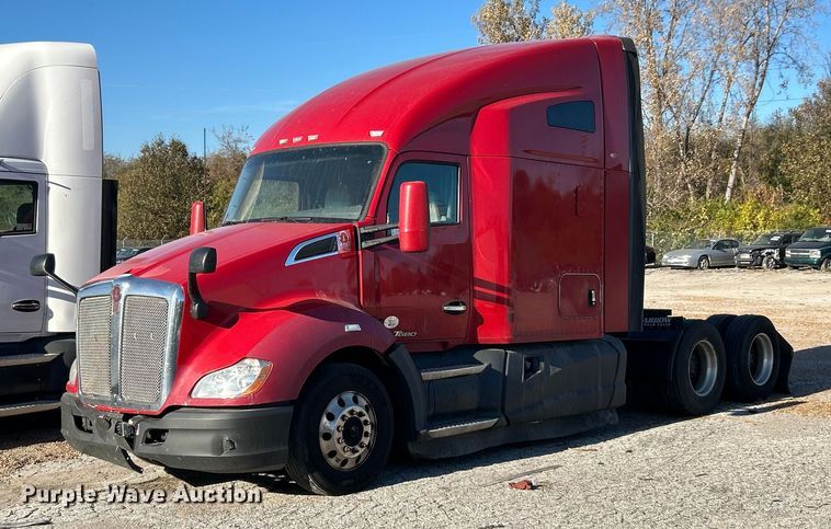 2017 Kenworth T680 semi truck - YA1019