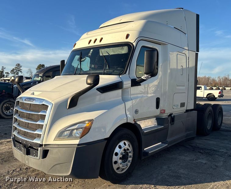 2019 Freightliner Cascadia semi truck - YA1259
