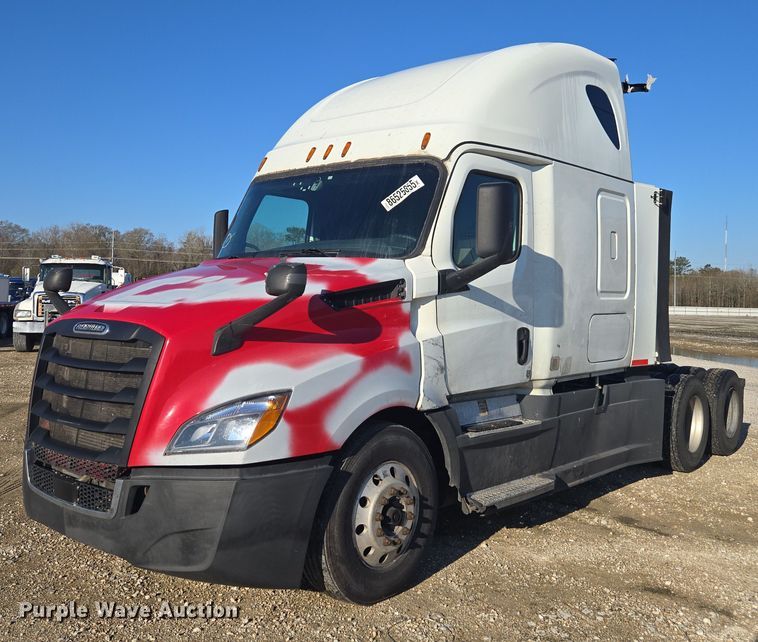 2019 Freightliner Cascadia  semi truck - YA1298