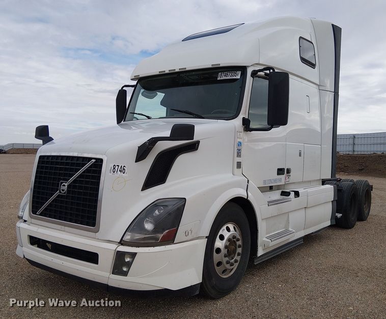 2018 Volvo VN semi truck - YA1374