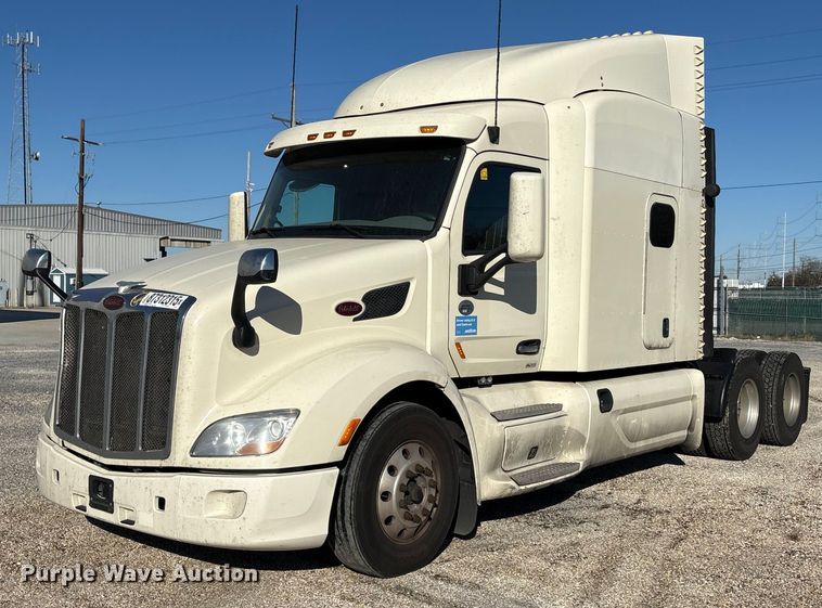 2017 Peterbilt 579  semi truck - YA1394