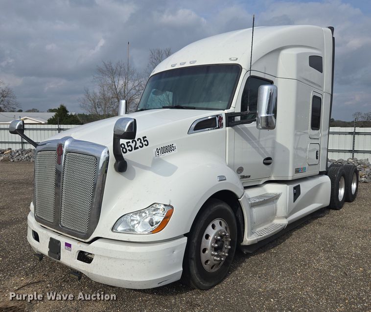 2018 Kenworth T680 semi truck - YA1456