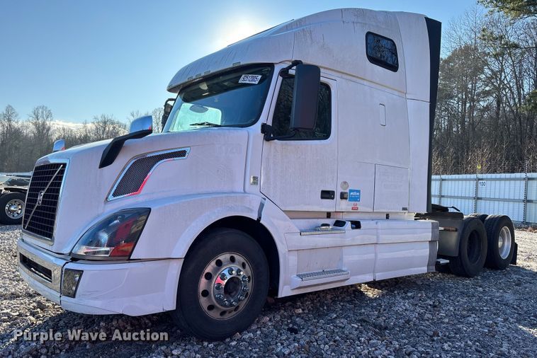 2018 Volvo VNL semi truck - YA1532