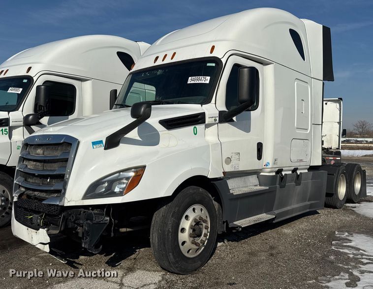 2018 Freightliner Cascadia semi truck - YA1674
