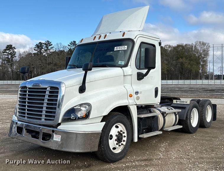 2017 Freightliner Cascadia semi truck - YA1729