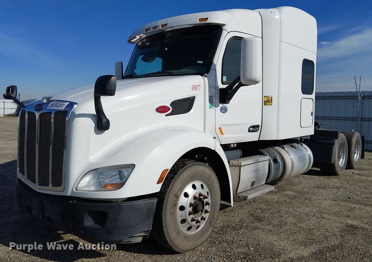 2018 Peterbilt 579 semi truck - YA1752