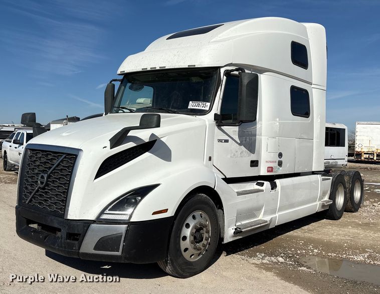 2022 Volvo VNL semi truck - YA1955