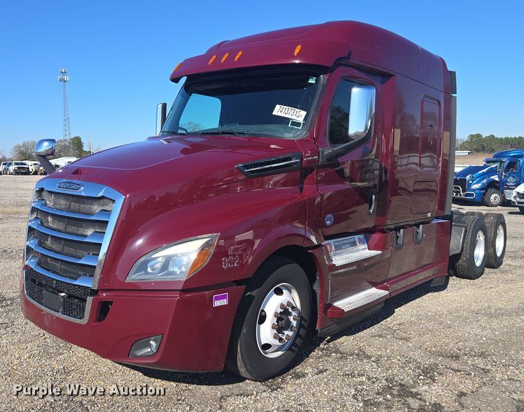2020 Freightliner Cascadia semi truck - YA2093