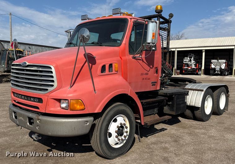 2001 Sterling LT9500 semi truck - DZ4302