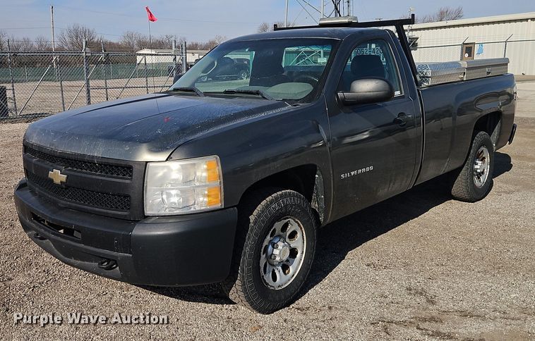 2011 Chevrolet Silverado 1500 pickup truck - DZ4305