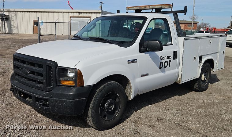 2007 Ford F250 Super Duty utility bed pickup truck - DZ4308