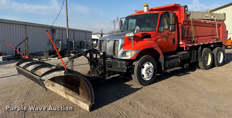2005 International 7400 dump truck - DZ4324