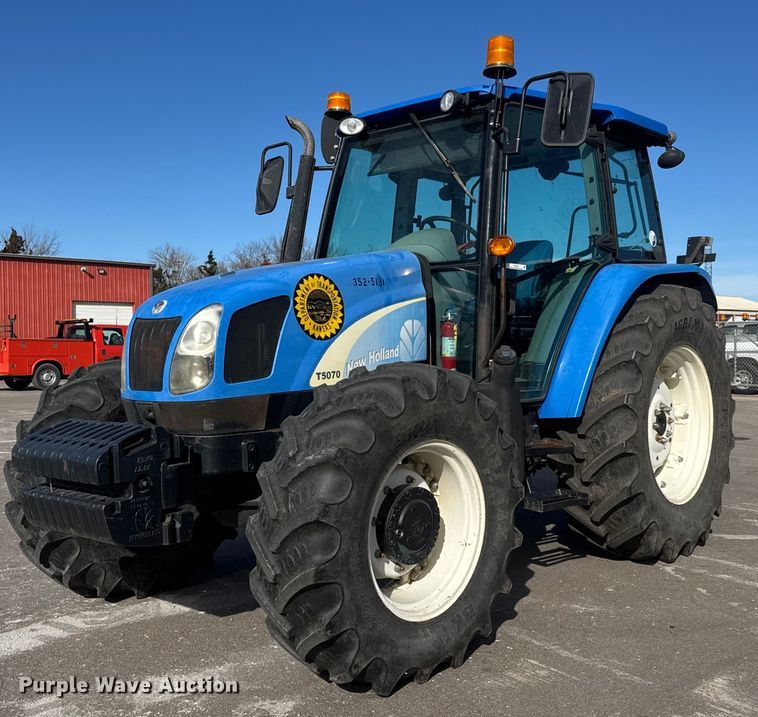 2011 New Holland T5070 MFWD tractor - EP2941