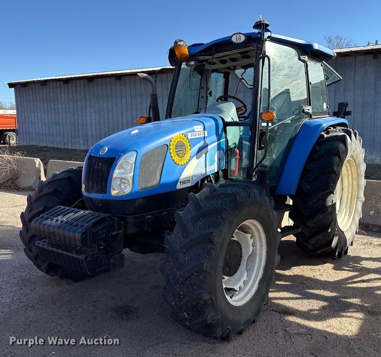 2011 New Holland T5070 MFWD tractor - EP2942