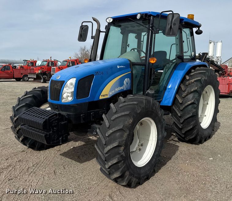 2011 New Holland T5070 MFWD tractor - EP2974