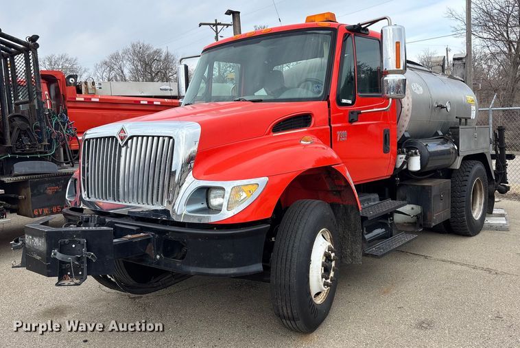 2007 International 7300 oil distributor truck - FB0780