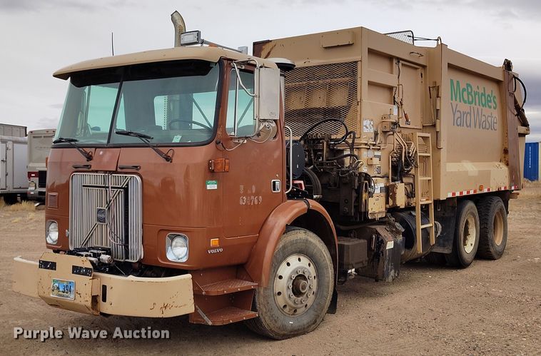 2000 Volvo WX refuse truck - DT0952